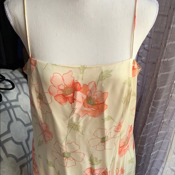 Ann Taylor 💯 silk lining dress in floral design - Picture 2 of 5